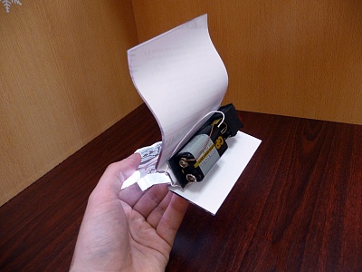 Для питания светодиодов достаточно одной батарейки